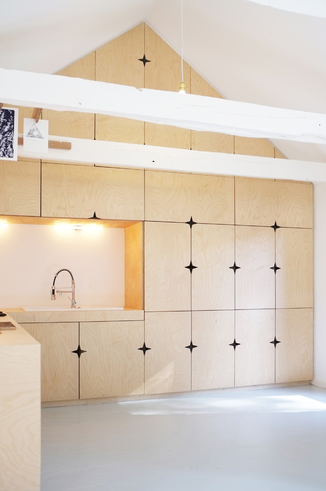 Diseño de sala de manualidades contemporánea de tamaño medio con escritorio empotrado y paredes blancas