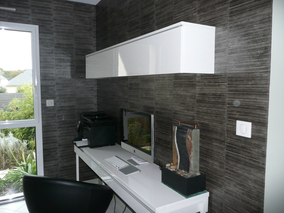 Свежая идея для дизайна: кабинет среднего размера в современном стиле с коричневыми стенами, полом из керамической плитки и белым полом - отличное фото интерьера