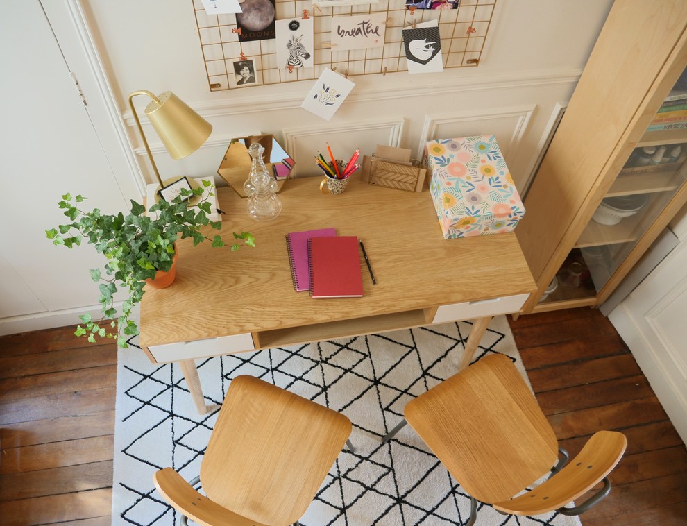 Mittelgroßes Skandinavisches Arbeitszimmer mit Arbeitsplatz, weißer Wandfarbe, braunem Holzboden und freistehendem Schreibtisch in Paris