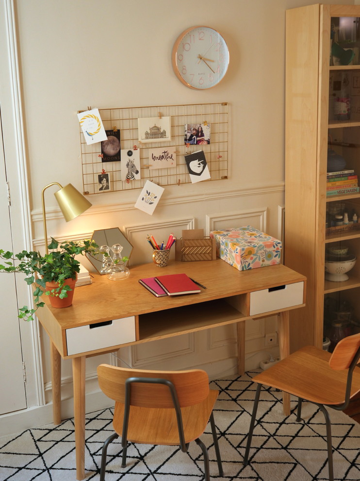 Foto di un ufficio nordico di medie dimensioni con pareti bianche, pavimento in legno massello medio e scrivania autoportante