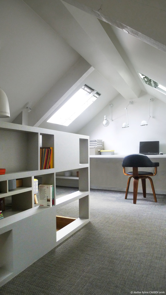 Cette image montre un petit bureau atelier design avec un mur blanc, un sol en vinyl, aucune cheminée, un bureau intégré et un sol gris.