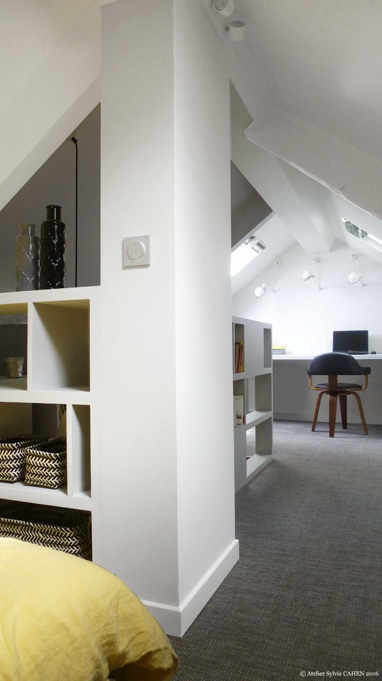 Aménagement d'un petit bureau atelier contemporain avec un mur blanc, un sol en vinyl, aucune cheminée, un bureau intégré et un sol gris.