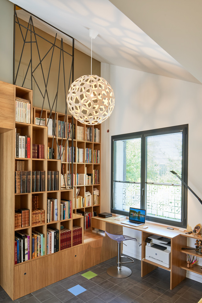 Идея дизайна: маленький домашняя библиотека в современном стиле с белыми стенами, полом из керамической плитки, встроенным рабочим столом и серым полом без камина для на участке и в саду