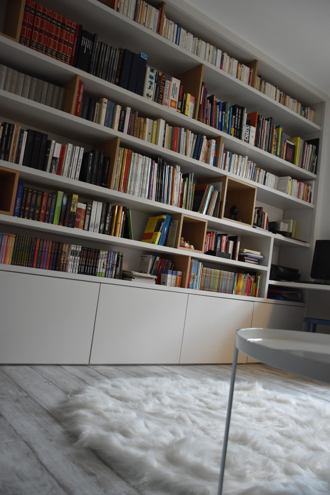 Foto på ett funkis arbetsrum, med ett bibliotek, grå väggar, vinylgolv, ett inbyggt skrivbord och grått golv