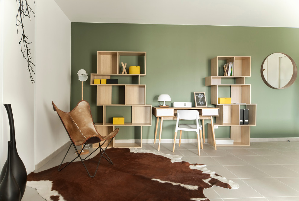 モンペリエにあるエクレクティックスタイルのおしゃれなホームオフィス・書斎 (緑の壁、セラミックタイルの床、暖炉なし、自立型机) の写真