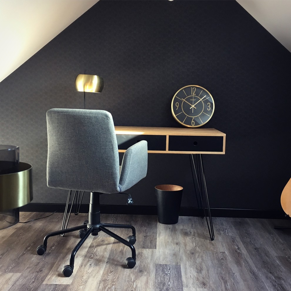 Kleines Retro Arbeitszimmer ohne Kamin mit Arbeitsplatz, schwarzer Wandfarbe, Vinylboden, freistehendem Schreibtisch und buntem Boden in Rennes