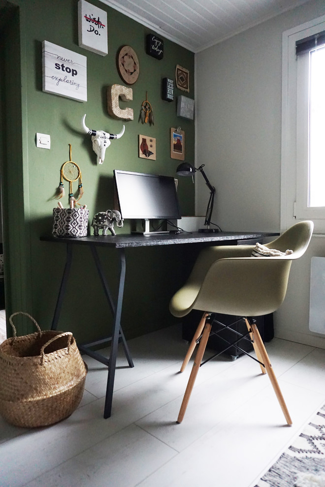 Exemple d'un petit bureau tendance avec une bibliothèque ou un coin lecture, un mur vert, sol en stratifié, aucune cheminée, un bureau indépendant et un sol blanc.