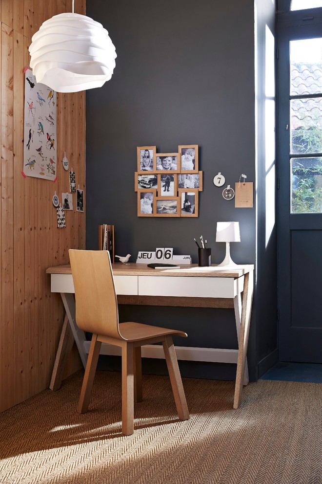 Immagine di un piccolo ufficio minimal con pareti grigie, moquette e scrivania autoportante