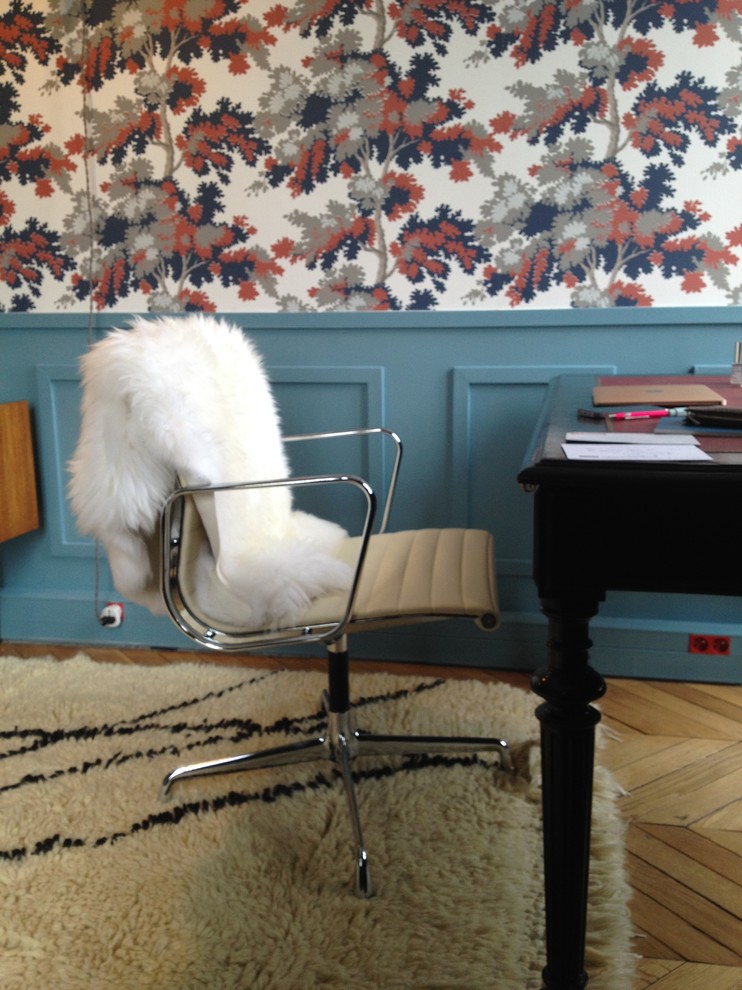 パリにあるエクレクティックスタイルのおしゃれなホームオフィス・書斎の写真