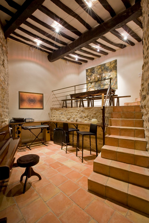 Источник вдохновения для домашнего уюта: кабинет в средиземноморском стиле с полом из терракотовой плитки и красным полом