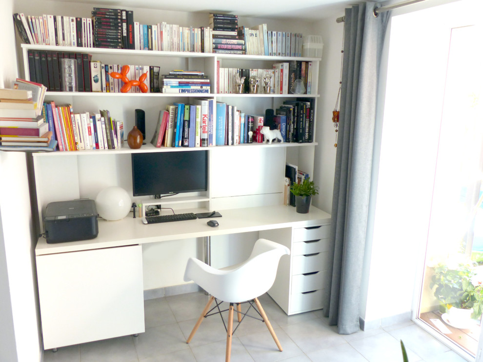Diseño de despacho ecléctico pequeño con biblioteca y escritorio empotrado