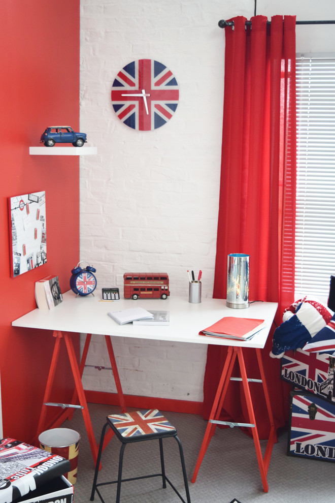 Diseño de despacho actual de tamaño medio sin chimenea con paredes rojas, suelo vinílico y escritorio empotrado