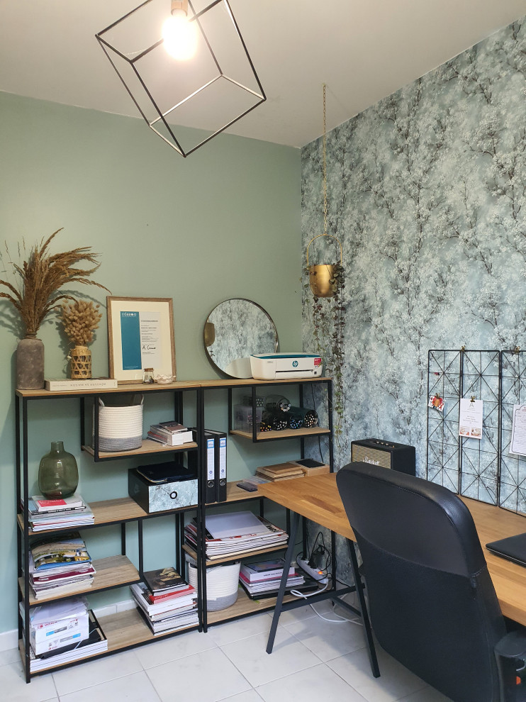 Bild på ett litet minimalistiskt hemmabibliotek, med gröna väggar, klinkergolv i porslin, ett fristående skrivbord och vitt golv