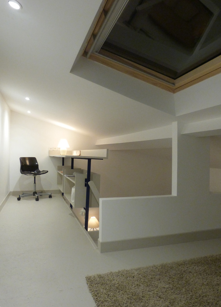 Esempio di uno studio design di medie dimensioni con libreria, pareti bianche, pavimento in legno verniciato, scrivania incassata e pavimento grigio