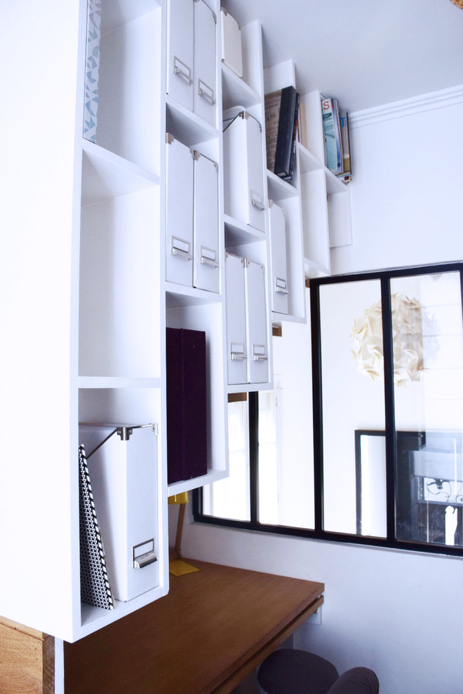 Foto di un piccolo ufficio minimalista con pareti bianche, moquette, nessun camino, scrivania incassata e pavimento grigio