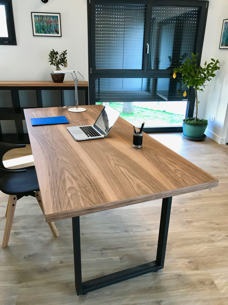 Diseño de despacho clásico renovado grande sin chimenea con paredes blancas, suelo de madera clara, escritorio independiente y suelo beige