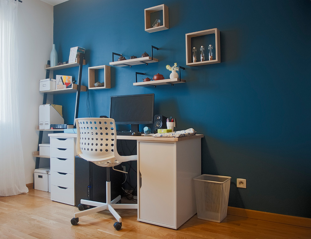 Idéer för ett modernt arbetsrum, med blå väggar och ljust trägolv