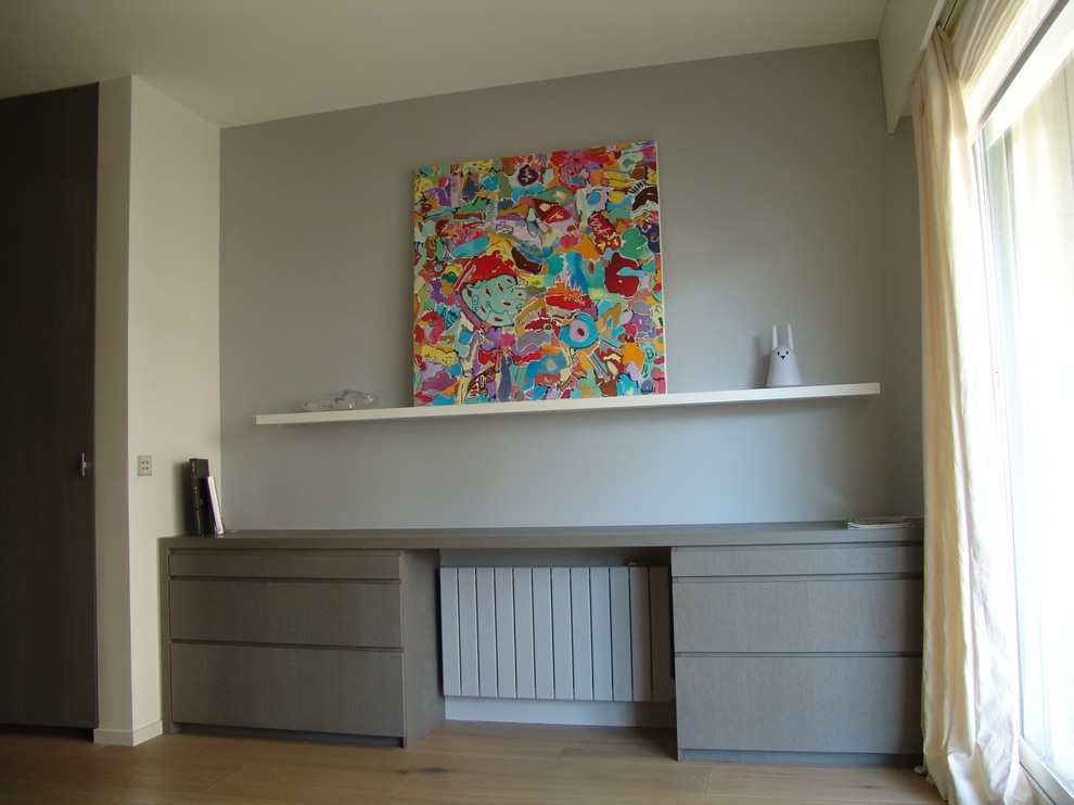 Ejemplo de despacho contemporáneo pequeño sin chimenea con paredes blancas, suelo de madera en tonos medios, escritorio independiente y suelo marrón