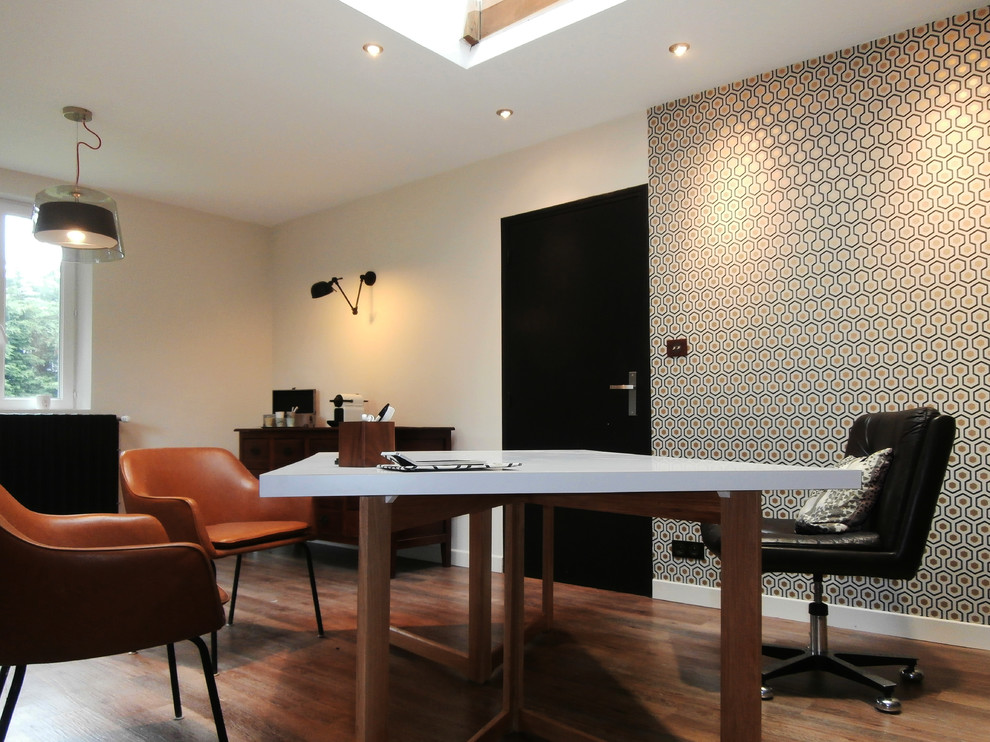 Mittelgroßes Modernes Arbeitszimmer mit Arbeitsplatz, beiger Wandfarbe, dunklem Holzboden und freistehendem Schreibtisch in Clermont-Ferrand
