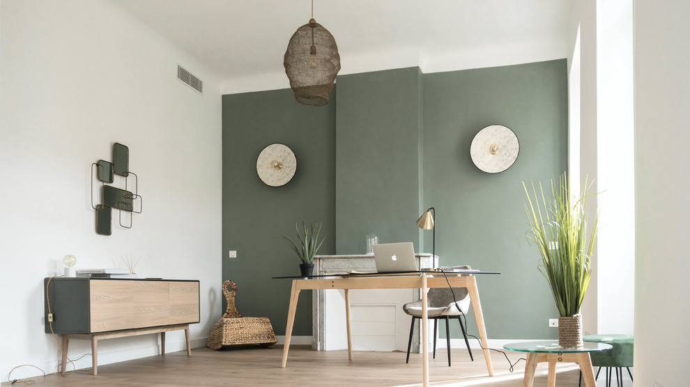 マルセイユにある高級な中くらいな北欧スタイルのおしゃれな書斎 (緑の壁、淡色無垢フローリング、自立型机、標準型暖炉、石材の暖炉まわり、ベージュの床) の写真