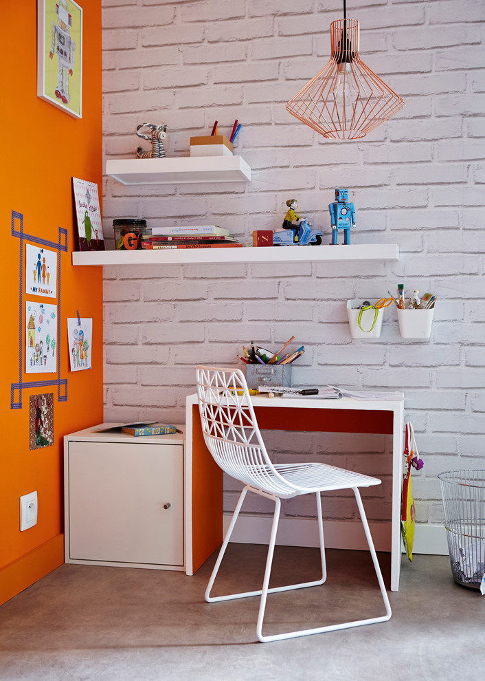 Mittelgroßes Modernes Arbeitszimmer ohne Kamin mit Arbeitsplatz, oranger Wandfarbe und freistehendem Schreibtisch in Lille