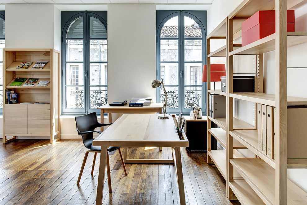 Идея дизайна: рабочее место среднего размера в современном стиле с отдельно стоящим рабочим столом
