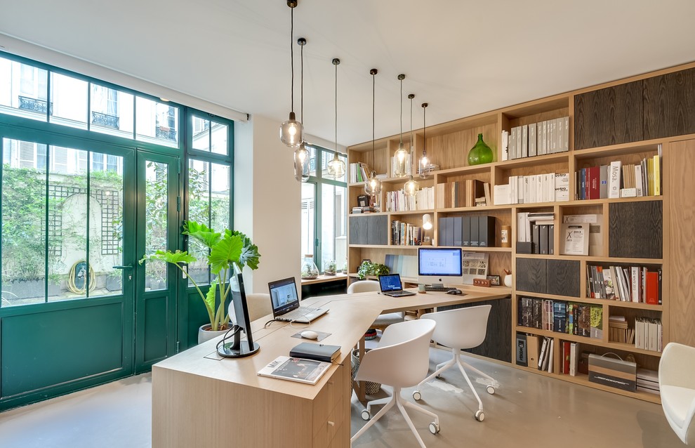 Design ideas for an eclectic home office in Paris.