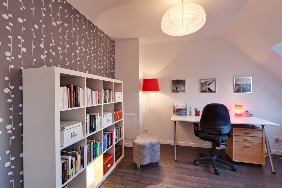 Ejemplo de despacho contemporáneo de tamaño medio con paredes blancas, suelo de madera oscura y escritorio independiente