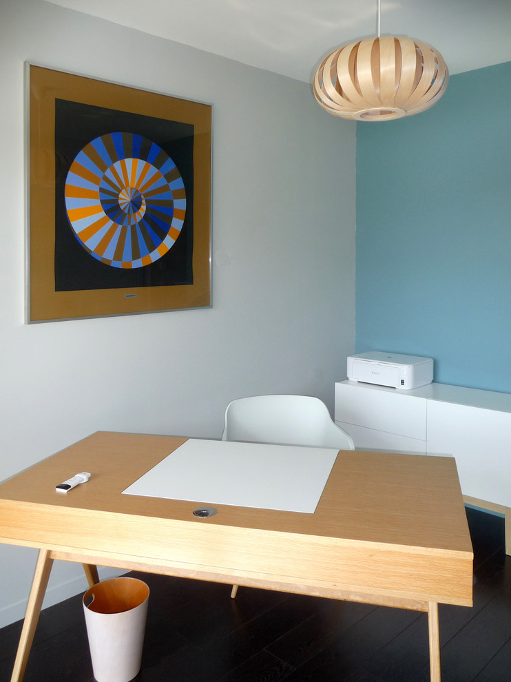 Idee per un ufficio scandinavo di medie dimensioni con pareti blu, parquet scuro, nessun camino e scrivania autoportante