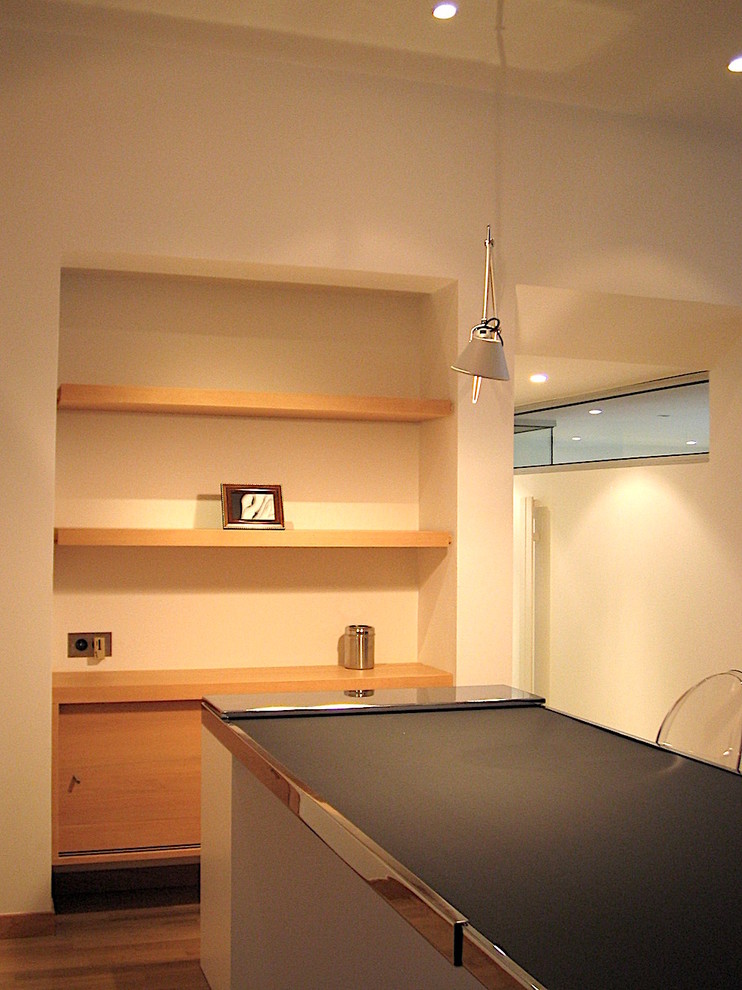 Exemple d'un petit bureau tendance avec un mur blanc, parquet clair et un bureau indépendant.
