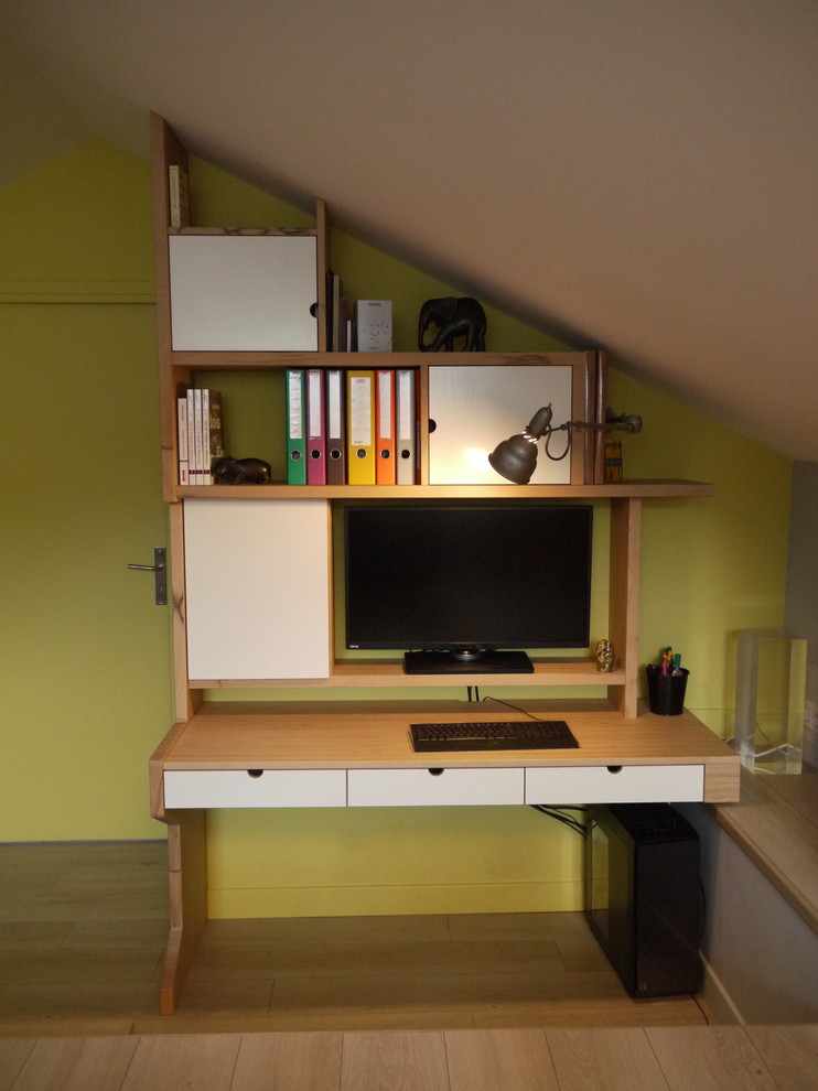 Cette photo montre un bureau moderne avec un mur jaune, parquet clair et un bureau indépendant.