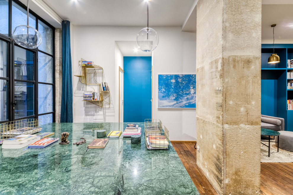 Réalisation d'un bureau design de taille moyenne avec un sol en bois brun, un bureau indépendant, un mur bleu et un sol marron.