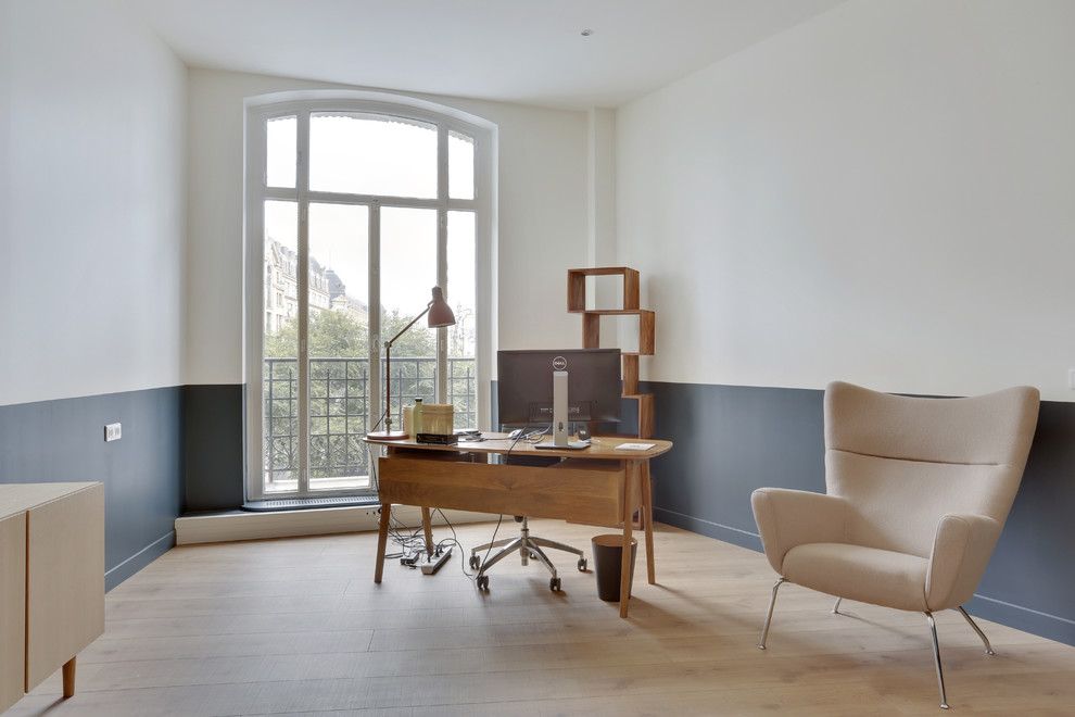 パリにある中くらいなコンテンポラリースタイルのおしゃれな書斎 (白い壁、淡色無垢フローリング、自立型机、白い床) の写真