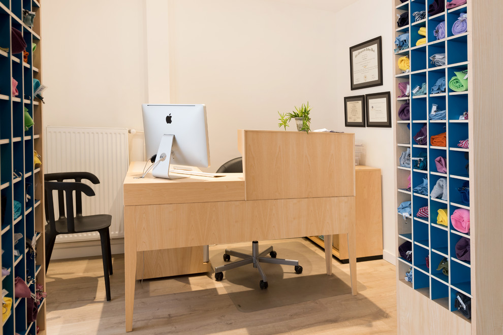 Mittelgroßes Skandinavisches Arbeitszimmer mit Arbeitsplatz, weißer Wandfarbe, Laminat, freistehendem Schreibtisch und beigem Boden in Lyon