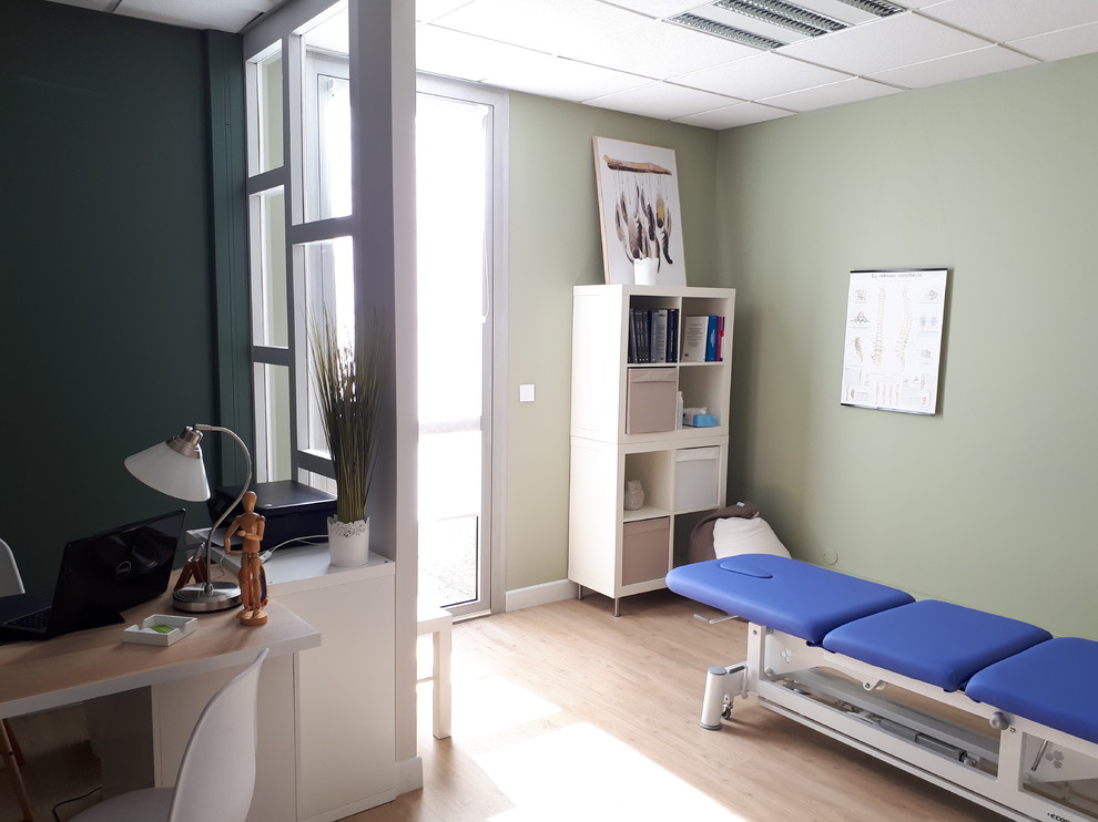 Mittelgroßes Skandinavisches Arbeitszimmer mit Arbeitsplatz, grüner Wandfarbe, Vinylboden und freistehendem Schreibtisch in Sonstige