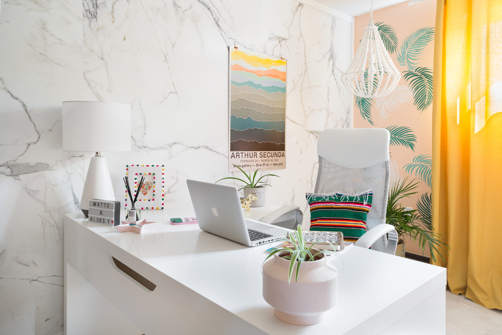Idée de décoration pour un bureau design de taille moyenne avec un mur multicolore, sol en béton ciré, un bureau indépendant et un sol gris.