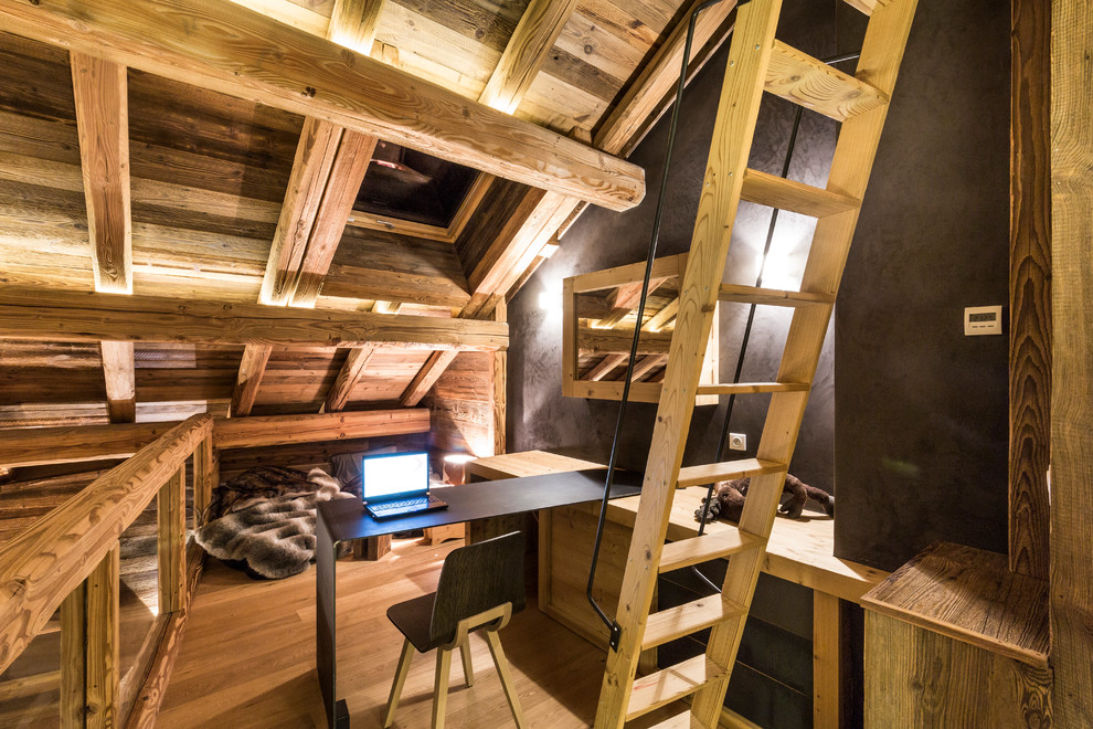 Mittelgroßes Rustikales Arbeitszimmer ohne Kamin mit Arbeitsplatz, grauer Wandfarbe, braunem Holzboden und Einbau-Schreibtisch in Grenoble