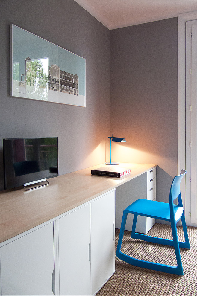Idée de décoration pour un bureau minimaliste avec un mur gris, moquette, un bureau intégré et un sol marron.