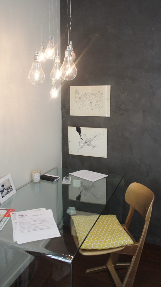 Idee per un ufficio minimal di medie dimensioni con pareti grigie, pavimento in legno massello medio, nessun camino, scrivania autoportante e pavimento marrone