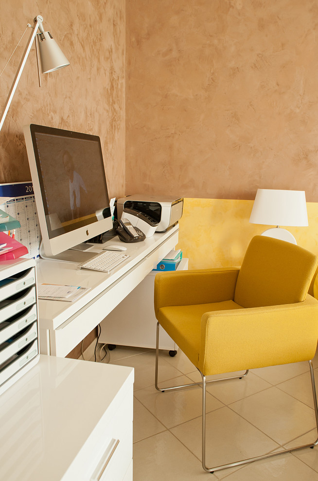 This is an example of a contemporary home office in Marseille.