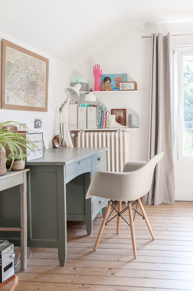 Idéer för skandinaviska arbetsrum, med vita väggar, ljust trägolv, ett fristående skrivbord och beiget golv