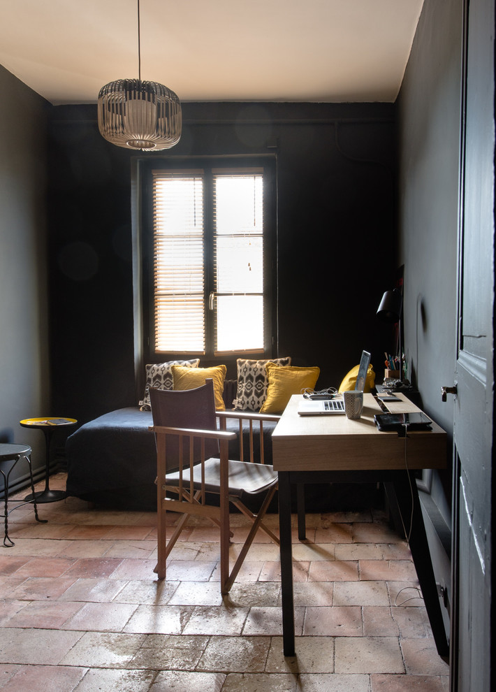 モンペリエにあるコンテンポラリースタイルのおしゃれなホームオフィス・書斎の写真