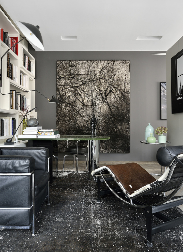 Источник вдохновения для домашнего уюта: рабочее место среднего размера в современном стиле с серыми стенами и отдельно стоящим рабочим столом