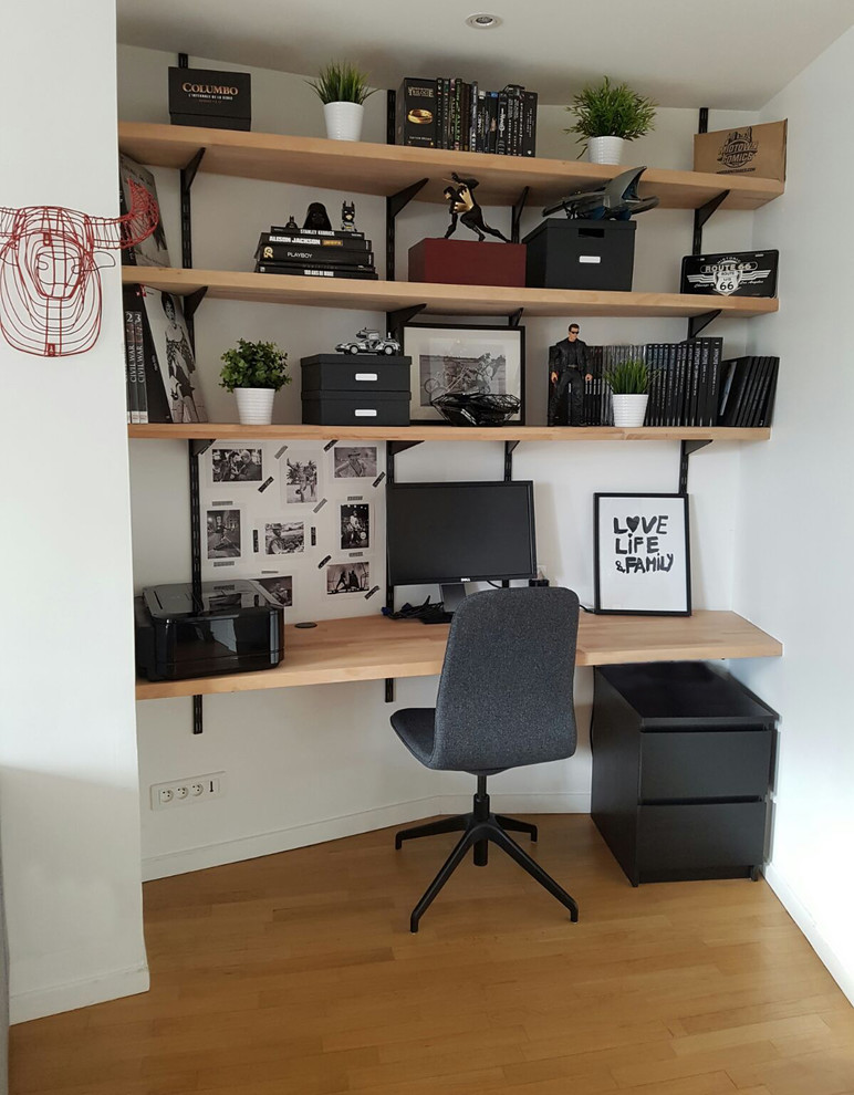 Imagen de despacho actual pequeño con paredes blancas, suelo de madera clara y escritorio empotrado