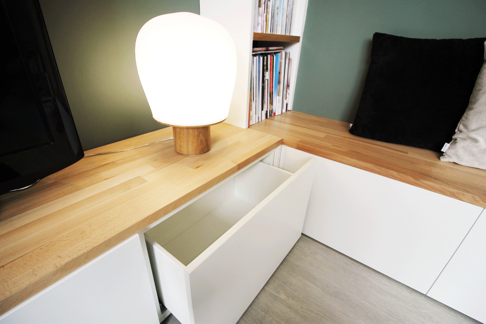 Kleines Nordisches Lesezimmer mit grüner Wandfarbe, hellem Holzboden und Einbau-Schreibtisch in Sonstige