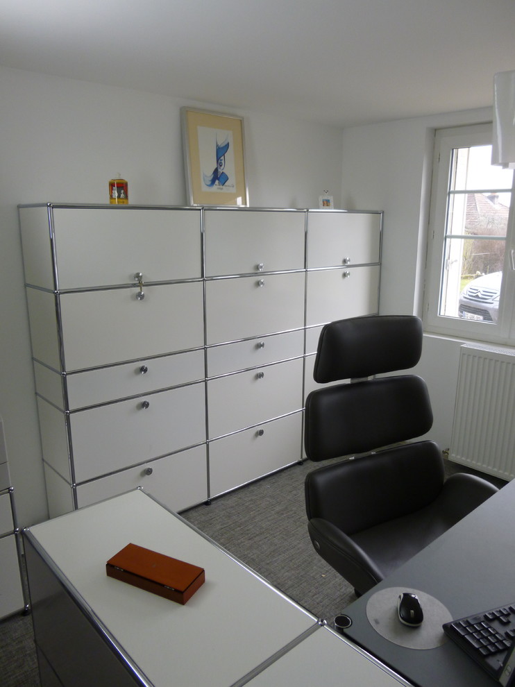 Idée de décoration pour un petit bureau design avec un mur blanc, un bureau indépendant et un sol gris.