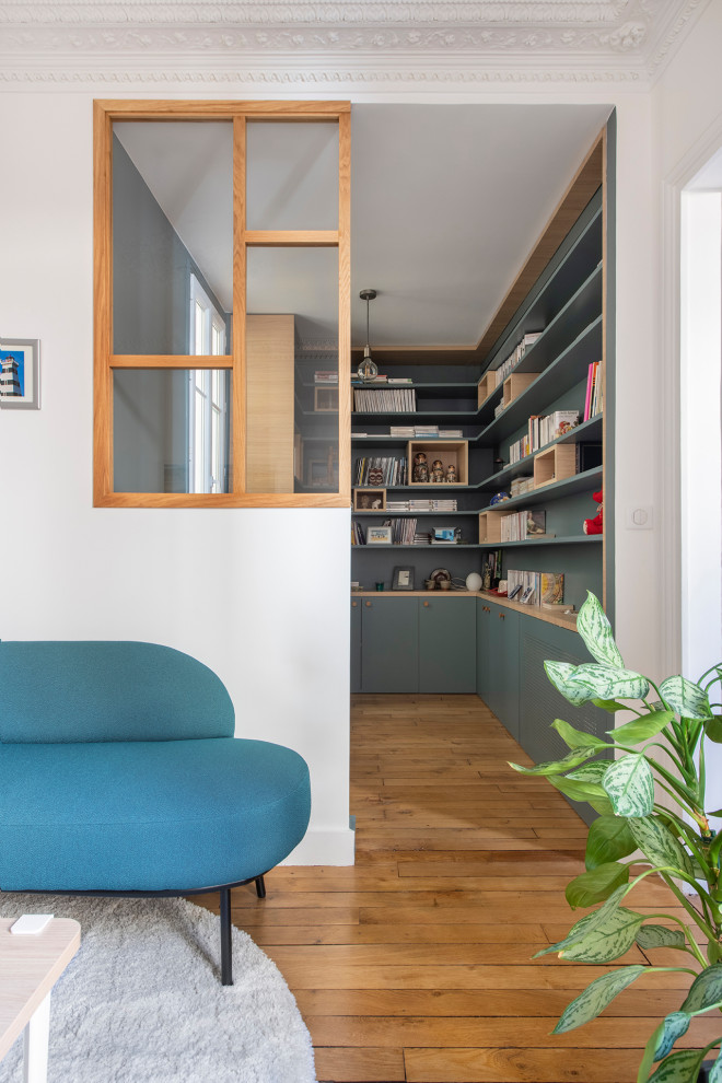 Idee per un piccolo studio scandinavo con libreria, pareti blu, pavimento in legno massello medio, nessun camino, scrivania incassata e pavimento beige