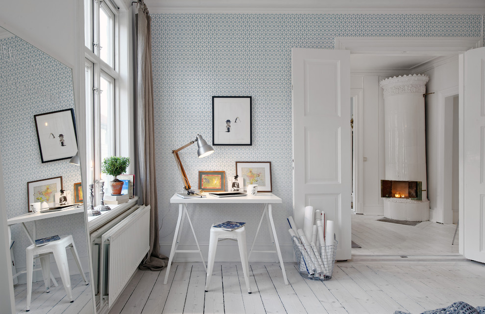 パリにあるお手頃価格の広いコンテンポラリースタイルのおしゃれなホームオフィス・書斎 (青い壁、塗装フローリング、自立型机) の写真