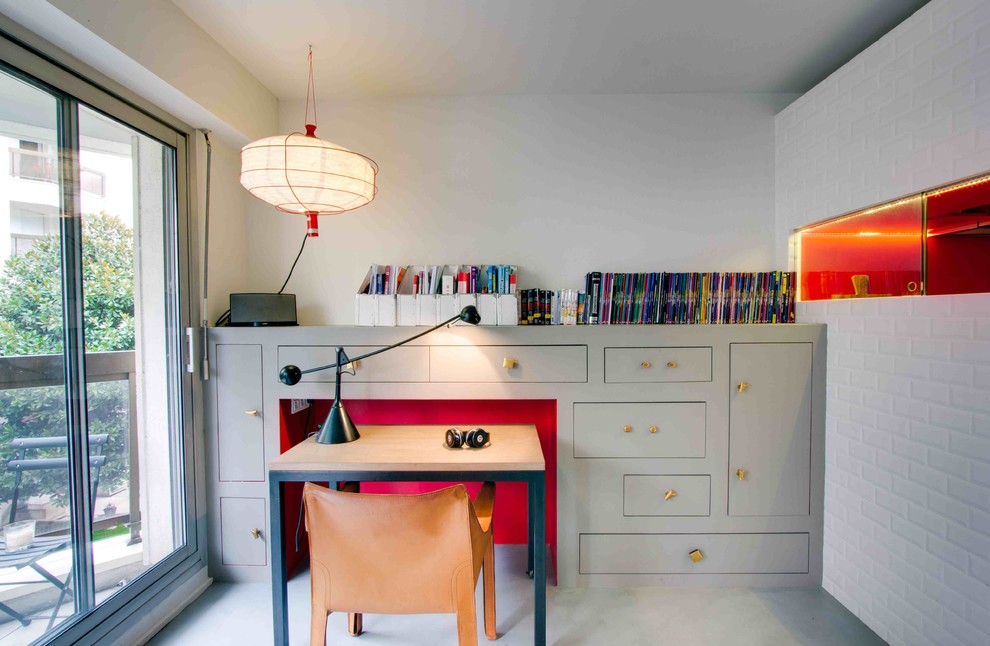 パリにある高級な中くらいなコンテンポラリースタイルのおしゃれな書斎 (白い壁、造り付け机) の写真