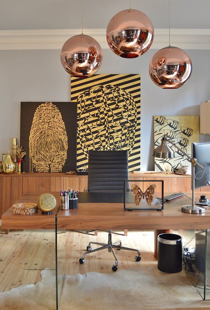 Mittelgroßes Modernes Arbeitszimmer mit grauer Wandfarbe, hellem Holzboden, freistehendem Schreibtisch und Arbeitsplatz in Paris